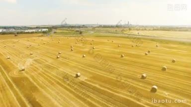 航拍的麦田与捆干草在农村的看法高速公路与驾驶的货物